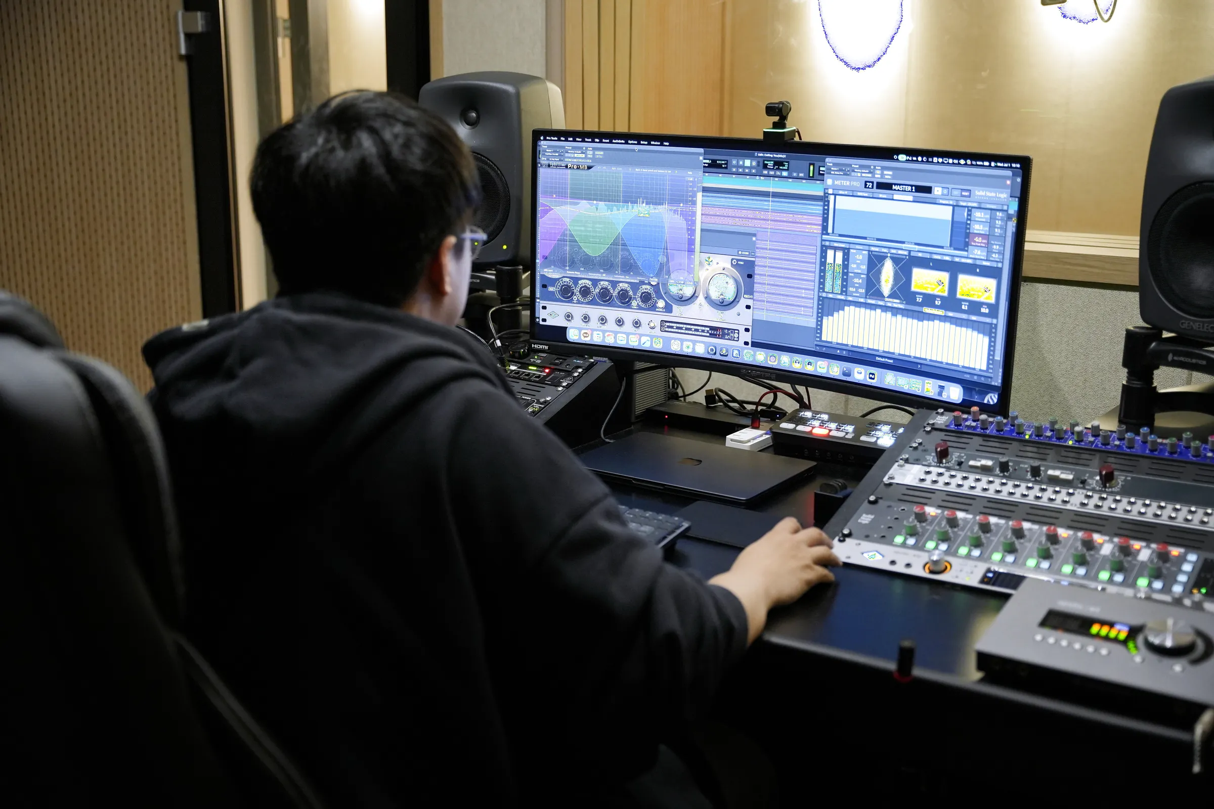 MusiCat Studio에서 믹싱 작업 중인 엔지니어